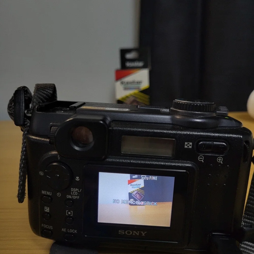 Sony Cybershot DSC-S85 4.1MP Compact Digital‎ Camera Black